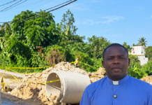 Sacerdote denuncia abandono de carretera que afecta a más de cinco barrios en Sabana Perdida