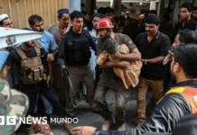 Mueren más de 30 niños y un maestro en Pakistán tras el derrumbe del techo de una escuela