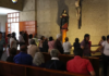 Peruanos se encomiendan al Señor de los Milagros para cuidar la salud del papa León XIV
