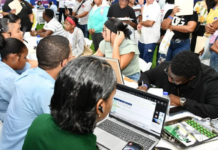 Miles de personas acuden a la jornada de empleos turísticos del Ministerio de Trabajo en La Romana