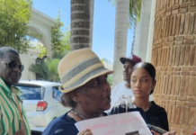 Familiares de dominicanos protestan frente a embajada rusa para que retiren sus hijos de la guerra