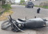 Un motociclista sufrió una fractura tras chocar contra una camioneta