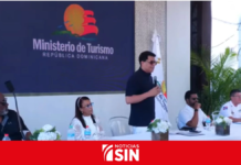 En inauguración de Plaza Caracoles, Collado anuncia nuevas inversiones en Boca Chica