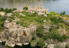 Se vende una isla con castillo a una hora de Madrid: 11 dormitorios y los mismos baños, usa paneles solares y a veces se puede llegar en coche