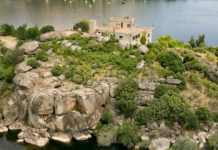 Se vende una isla con castillo a una hora de Madrid: 11 dormitorios y los mismos baños, usa paneles solares y a veces se puede llegar en coche