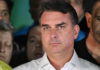 Flávio Bolsonaro dice que fue notificado para entregar sus pasaportes y que no puede salir de Brasil