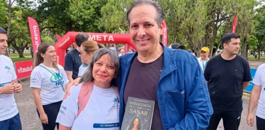 Melba Grullón entrega al ministro de Salud su libro «Inteligencia para sanar»