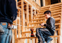 "La IA no va a meterse debajo de las casas para instalar tuberías”: en EEUU y Francia los oficios manuales están al alza