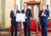 Presidente Luis Abinader condecora al excanciller Roberto Álvarez con la Orden del Mérito de Duarte, Sánchez y Mella, en el grado de Gran Cruz Placa de Plata, en reconocimiento a su trayectoria al servicio de la diplomacia dominicana