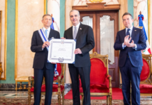 Presidente Luis Abinader condecora al excanciller Roberto Álvarez con la Orden del Mérito de Duarte, Sánchez y Mella, en el grado de Gran Cruz Placa de Plata, en reconocimiento a su trayectoria al servicio de la diplomacia dominicana