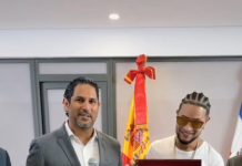 Mozart La Para recibe reconocimiento en Barcelona por sus aportes a la música y la cultura dominicana