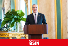 Abinader condecora a Roberto Álvarez por sus aportes a la diplomacia dominicana