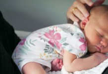 "Es una cuestión de salud mental": cada vez más padres están pagando hasta 260 euros la noche a niñeras nocturnas