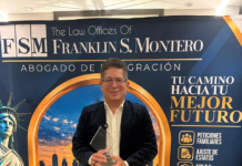 Iván Ruiz recibe premio internacional en Miami por su trayectoria en la TV y por la serie "La Familia Espejo"