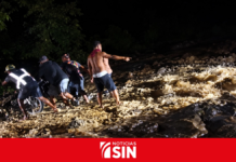Residentes de Guayabal arriesgan sus vidas para cruzar arroyo crecido en Azua
