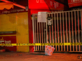 Dejan cabeza humana y cartulina con amenazas en tortería de Tijuana