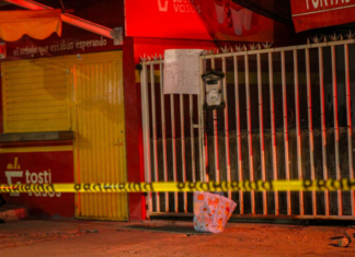 Dejan cabeza humana y cartulina con amenazas en tortería de Tijuana