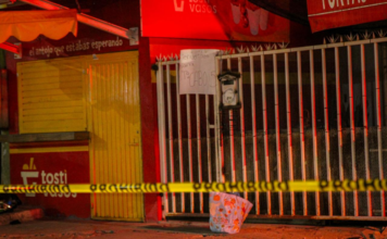 Dejan cabeza humana y cartulina con amenazas en tortería de Tijuana