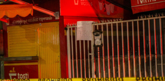 Dejan cabeza humana y cartulina con amenazas en tortería de Tijuana