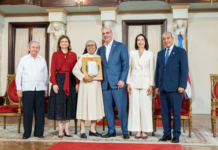 Presidente Luis Abinader entrega premio como Adulto Mayor del Año a Ellis Pérez y como Protector de la Persona Envejeciente al Hogar de Ancianos Nuestra Señora del Carmen de Higüey