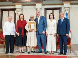 Presidente Luis Abinader entrega premio como Adulto Mayor del Año a Ellis Pérez y como Protector de la Persona Envejeciente al Hogar de Ancianos Nuestra Señora del Carmen de Higüey