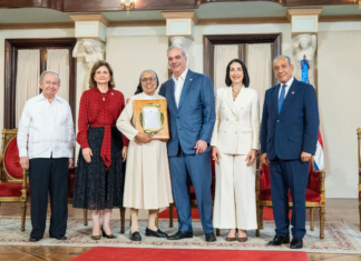 Presidente Luis Abinader entrega premio como Adulto Mayor del Año a Ellis Pérez y como Protector de la Persona Envejeciente al Hogar de Ancianos Nuestra Señora del Carmen de Higüey