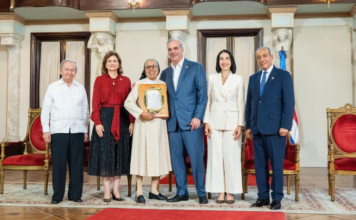 Presidente Luis Abinader entrega premio como Adulto Mayor del Año a Ellis Pérez y como Protector de la Persona Envejeciente al Hogar de Ancianos Nuestra Señora del Carmen de Higüey