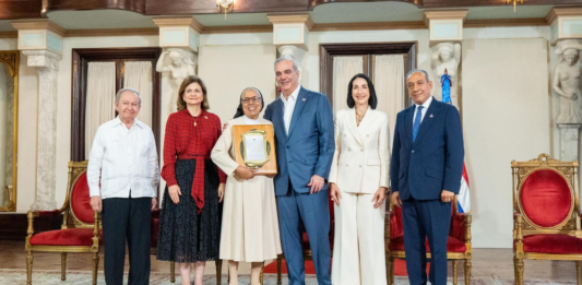 Presidente Luis Abinader entrega premio como Adulto Mayor del Año a Ellis Pérez y como Protector de la Persona Envejeciente al Hogar de Ancianos Nuestra Señora del Carmen de Higüey
