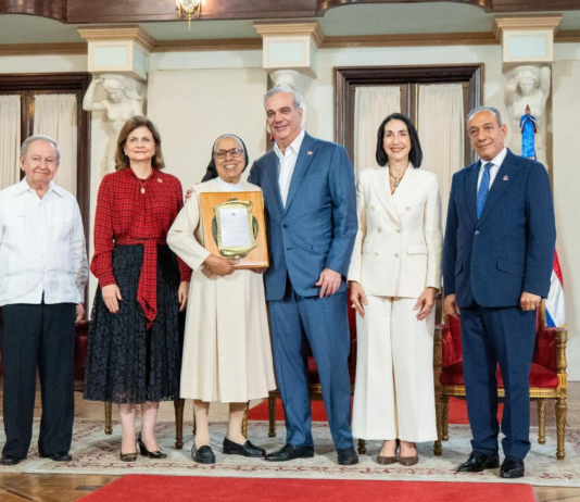 Presidente Luis Abinader entrega premio como Adulto Mayor del Año a Ellis Pérez y como Protector de la Persona Envejeciente al Hogar de Ancianos Nuestra Señora del Carmen de Higüey