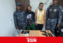 Policía ocupa más de 600 porciones de presuntas drogas y dos pistolas durante operativos en Monte Plata