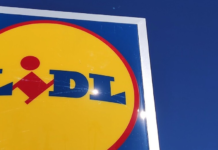 Hoy en Lidl, por 9,99 euros, la mesa plegable para usar el portátil y la tablet en el sofá o la cama: tiene portabebidas y hasta cajón